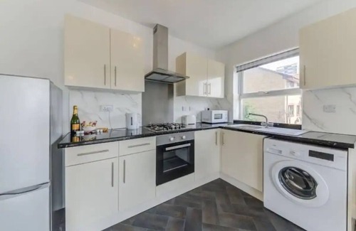 Stratford and New Town Apartment | Spacious One bed, Stratford, Westfields, London