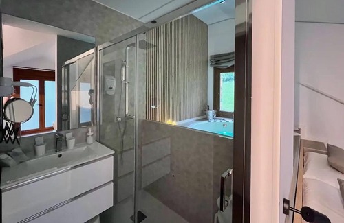 Arans Apartment | Spacious one Bedroom Suite - Deluxe Loft