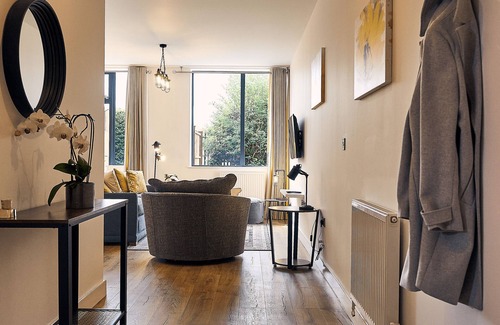 Hungerford Apartment | Spacious One Bedroom Apartment with Terraced Patio