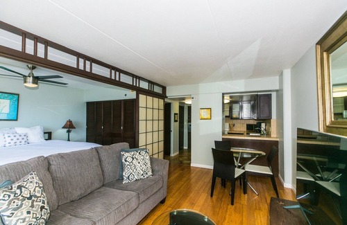 Waikiki Condo | Spacious One Bedroom Harbor View Condos at Ilikai Marina With Private Balcony