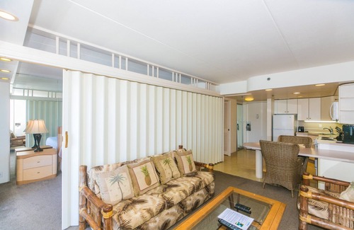 Waikiki Condo | Spacious One Bedroom Harbor View Condos at Ilikai Marina With Private Balcony