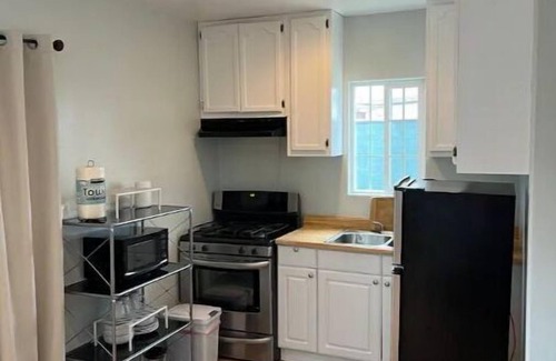 Hawthorne House | Spacious One Bedroom Back house near SpaceX