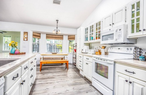 Gainesville House | Spacious Outdoor Seating, Beautifully Decorated, Prime Features