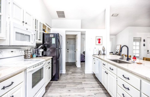 Gainesville House | Spacious Outdoor Seating, Beautifully Decorated, Prime Features