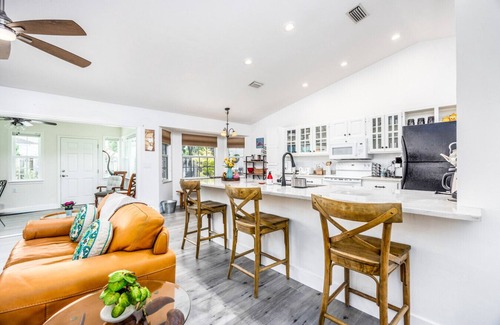 Gainesville House | Spacious Outdoor Seating, Beautifully Decorated, Prime Features