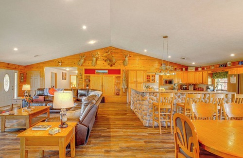 Leasburg Cottage | Spacious Ozarks Family Home - Private Pool & Grill