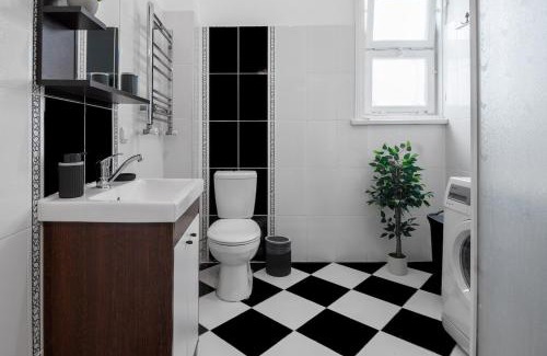 Gumussuyu Mahallesi Apartment | Spacious & Peaceful 2BR Central Apt. W/Balcony