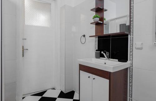 Gumussuyu Mahallesi Apartment | Spacious & Peaceful 2BR Central Apt. W/Balcony