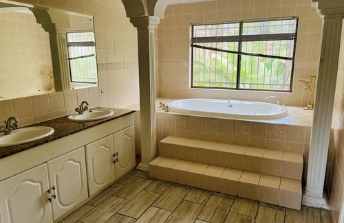 Garsfontein House | Spacious peaceful 5 bedroom house.