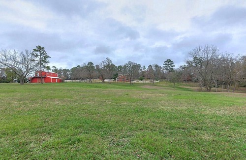 Willis House | Spacious Peaceful Get-Away with a barn to host Events!