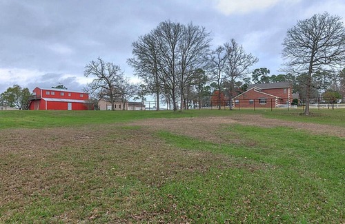 Willis House | Spacious Peaceful Get-Away with a barn to host Events!