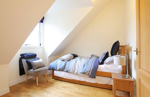 Gullane House | Spacious penthouse flat in Gullane, featuring 3 en-suite bedrooms. Sleeps 6.