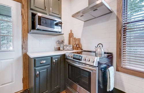 New Haven House | Spacious Pet & Family-Friendly Home for 11 guests