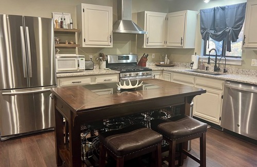 Monroe Bridge House | Spacious pet & family-friendly, fastest wifi! Giant playset, fire pit, & games!