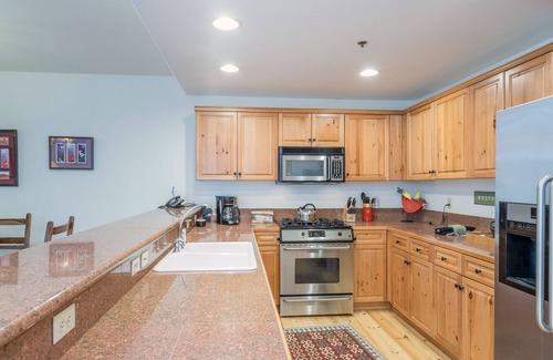 Mountain Village Condo | Spacious Pet-Friendly 2-Bedroom Condo Tucked in the Woods