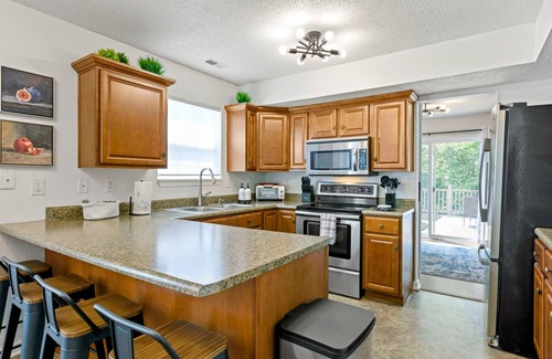 Wayne House | Spacious Pet Friendly 5-bedroom house in charming Indianapolis with WiFi, AC