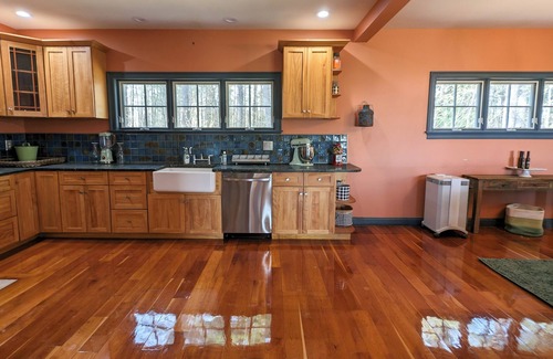 Mont Vernon Other | Spacious Pet Friendly 5-bedroom farmhouse in fabulous Mont Vernon with AC, WIFI