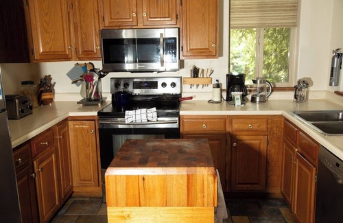 Kingswood Estates House | Spacious Pet Friendly Lodge w/Hot Tub!