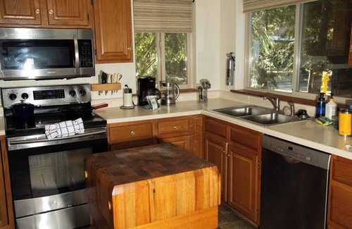 Kingswood Estates House | Spacious Pet Friendly Lodge w/Hot Tub!