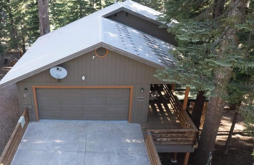 Kingswood Estates House | Spacious Pet Friendly Lodge w/Hot Tub!