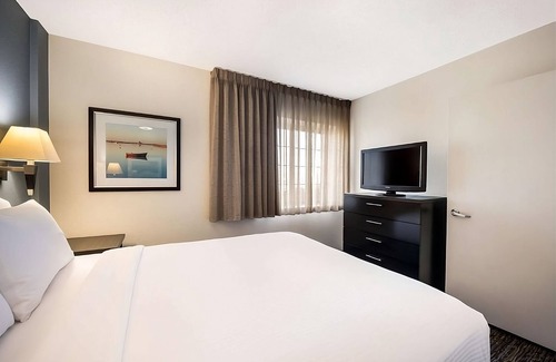 Troy Hotel | Spacious & Pet-friendly Suites for Extended Stays Close to Detroit Attractions!
