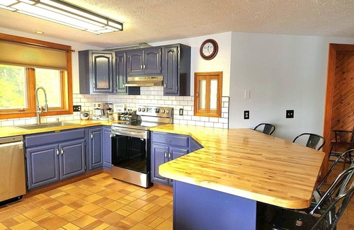 Orange House | Spacious Pet Friendly Waterfront w/Hot Tub & Yogo Studio-Sleeps 10!