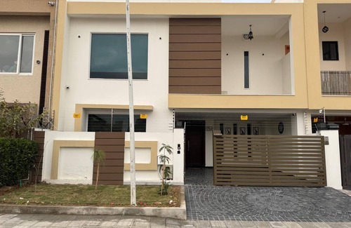 Rawalpindi House | Spacious 4-bedroom house Park facing dead end street in Bahria Town Rawalpindi