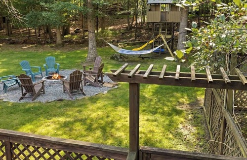 East Stroudsburg House | Spacious Poconos Retreat - Arcade - Fire Pit - AC