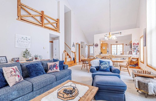 White Haven House | Spacious Poconos Home on Jack Frost Mountain SKI-IN/SKI-OUT, Hot Tub, Grill