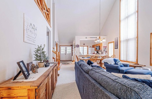 White Haven House | Spacious Poconos Home on Jack Frost Mountain SKI-IN/SKI-OUT, Hot Tub, Grill