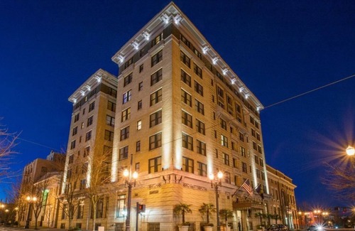 Goose Hollow Apartment | Spacious Premium Queen with Signature Amenities