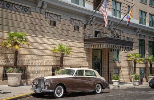 Goose Hollow Apartment | Spacious Premium Queen with Signature Amenities
