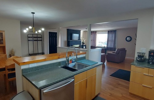 Odessa House | Spacious Private 5 beds, 2.5 bath House - 2 minutes to 401 (5 mins to Kingston)