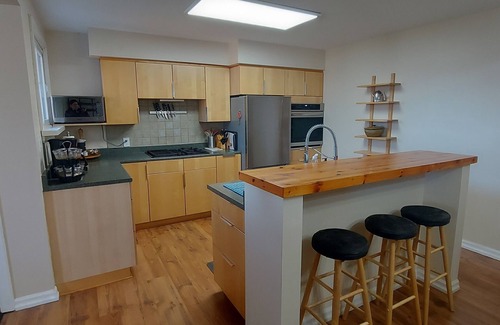 Odessa House | Spacious Private 5 beds, 2.5 bath House - 2 minutes to 401 (5 mins to Kingston)