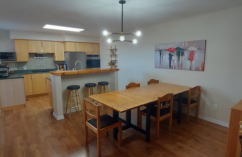 Odessa House | Spacious Private 5 beds, 2.5 bath House - 2 minutes to 401 (5 mins to Kingston)