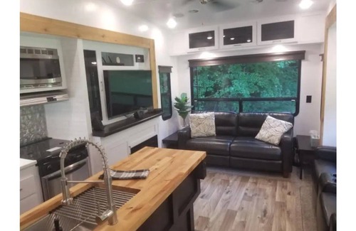 McDonald House | Spacious, private 5th wheel camper
