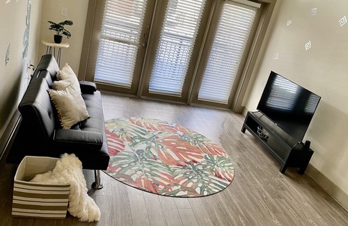 Uptown Apartment | Spacious Private Apartment Sleeps 4