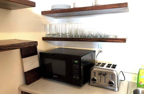 Roanoke House | Spacious Private Bedroom in Downtown – 5 Min Walk