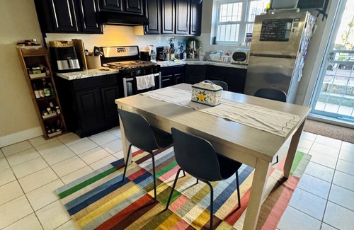 Bushwick House | Spacious Private Bushwick Bedroom - Close to Subways,Manhattan & Pet-Friendly!