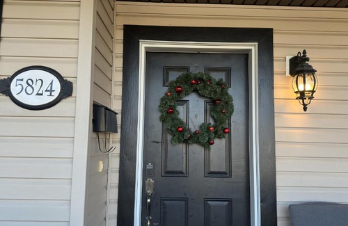 West Edmonton House | Spacious & Private Retreat near West Edmonton Mall