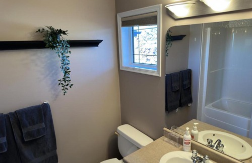 West Edmonton House | Spacious & Private Retreat near West Edmonton Mall