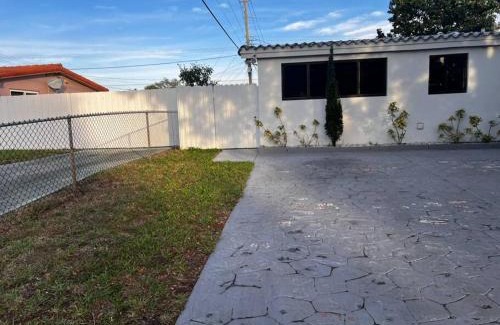 Westchester Apartment | Spacious Private Room Close to Miami Attractions