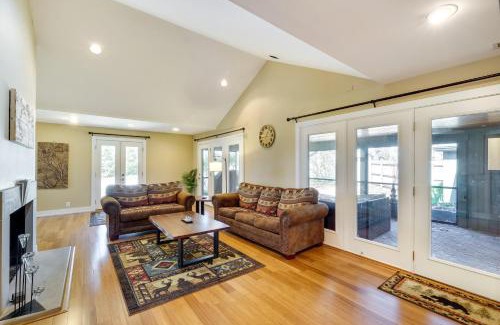 Harrods Creek House | Spacious Prospect Cottage with Deck and Scenic Views