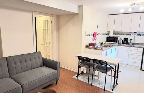 Richmond Hill Apartment | Spacious Queen Bedroom Walk-out Unit