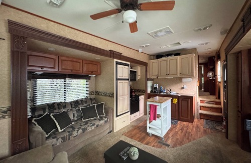 Blind Bay Resort | Spacious Queen Bed RV in Centrally Located Resort on Shuswap Lake