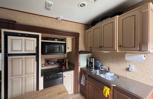 Blind Bay Resort | Spacious Queen Bed RV in Centrally Located Resort on Shuswap Lake