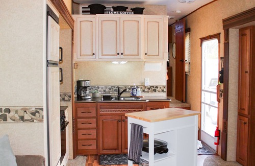 Blind Bay Resort | Spacious Queen Bed RV in Centrally Located Resort on Shuswap Lake