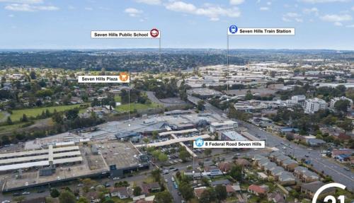 Seven Hills House | Spacious Queen Room next to Station and Shopping Centre - SH2