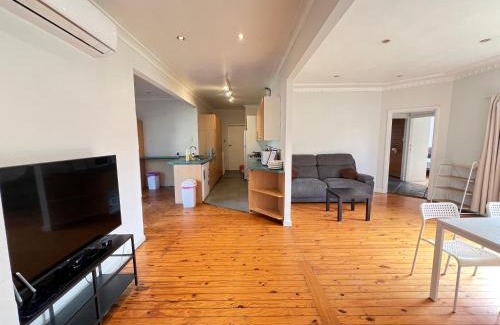 Seven Hills House | Spacious Queen Room next to Station and Shopping Centre - SH2