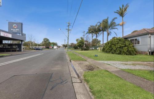 Seven Hills House | Spacious Queen Room next to Station and Shopping Centre - SH2